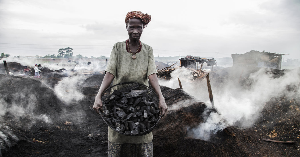 Women Work ‘A World of Smoke’ in the Ivory Coast – The New York Times