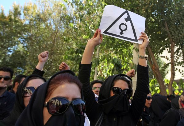 Iranian Photojournalist Reportedly Detained After Covering Protest Against Acid Attacks – NYTimes.com