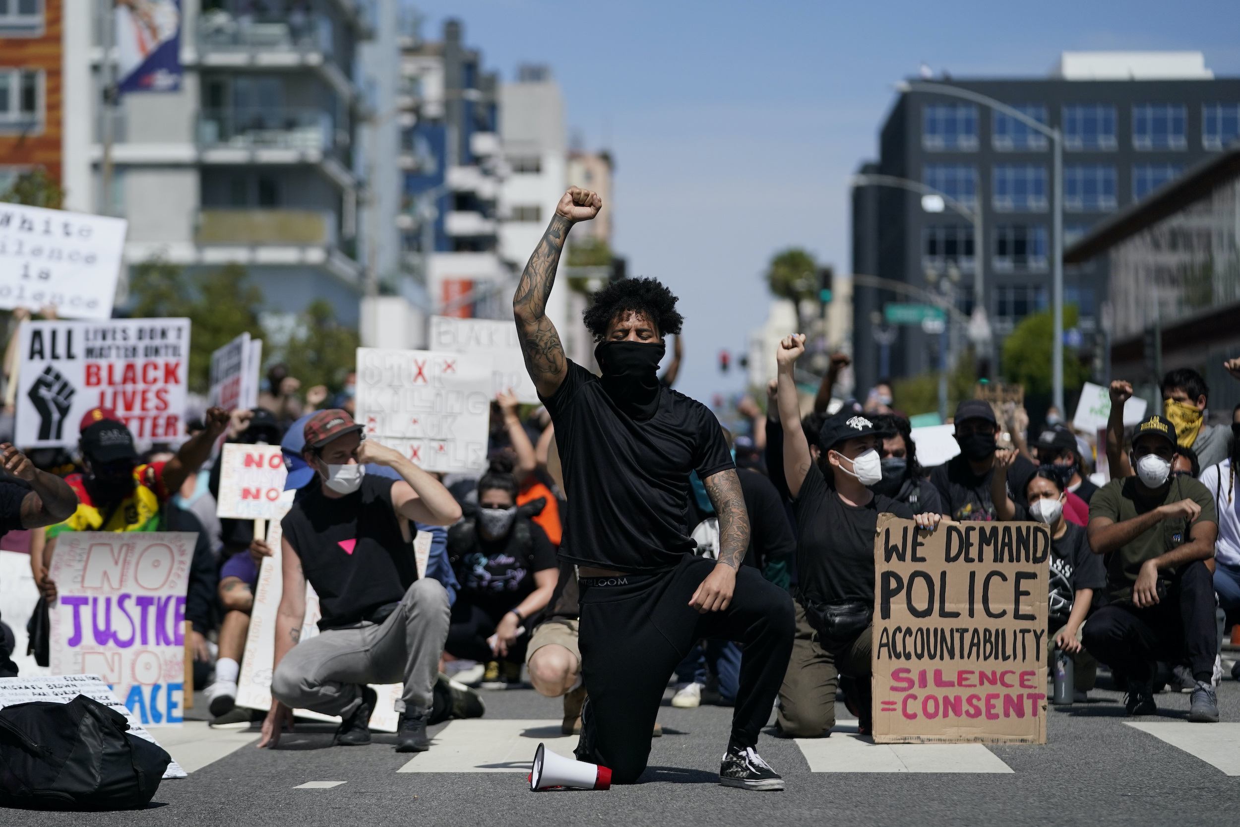 Photographers are being called on to stop showing protesters’ faces. Should they? – Poynter