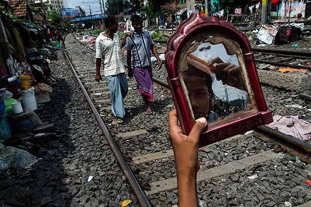 Eye-Opening Photos Shed Light On a Community Living by Railroad Tracks in Kolkata – Feature Shoot