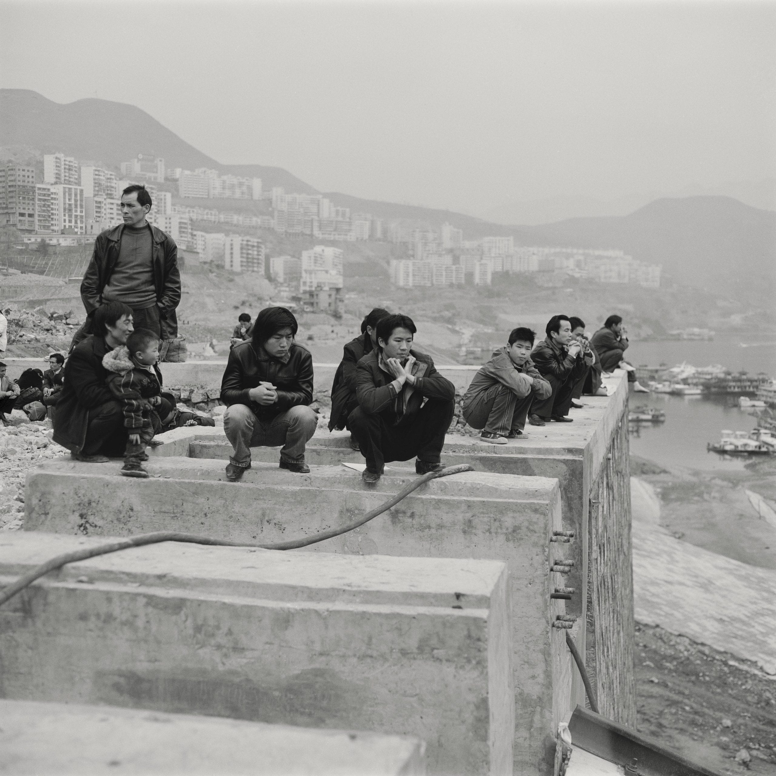 Muge travels the Yangtze River, tenderly photographing communities displaced by flooding | 1854 Photography