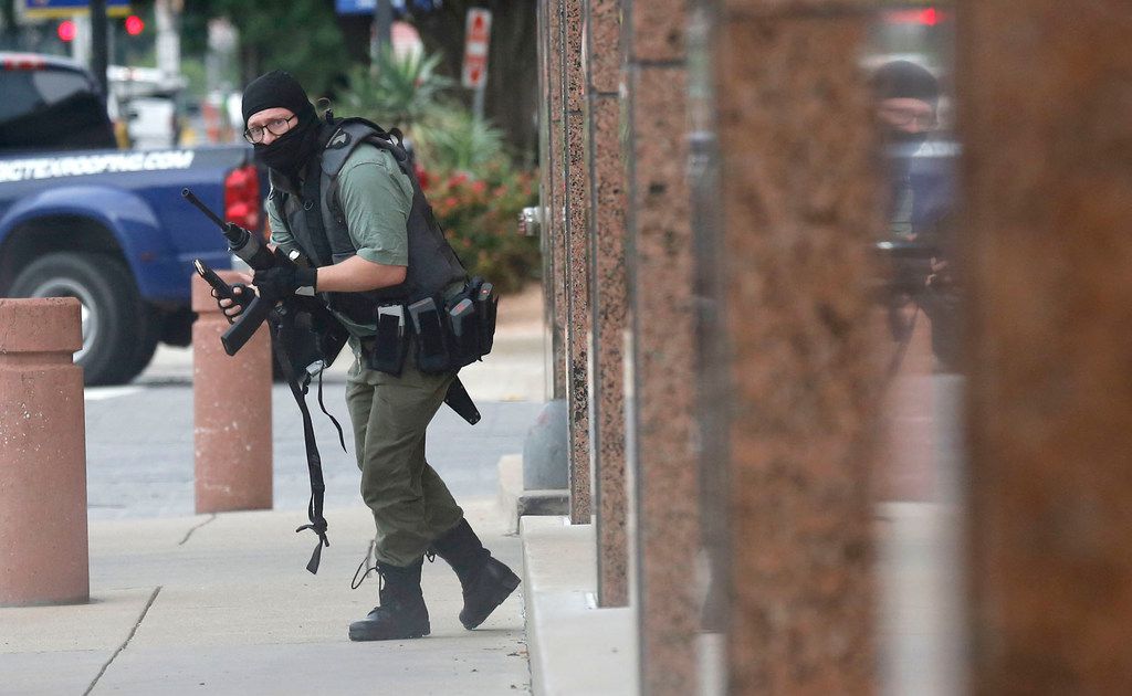 Photographer Tom Fox on encounter with Dallas gunman: ‘He’s going to look at me around that corner’ and shoot | Dallas | Dallas News