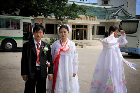 Posing as a Tourist, Photographer Stealthily Photographs People in North Korea