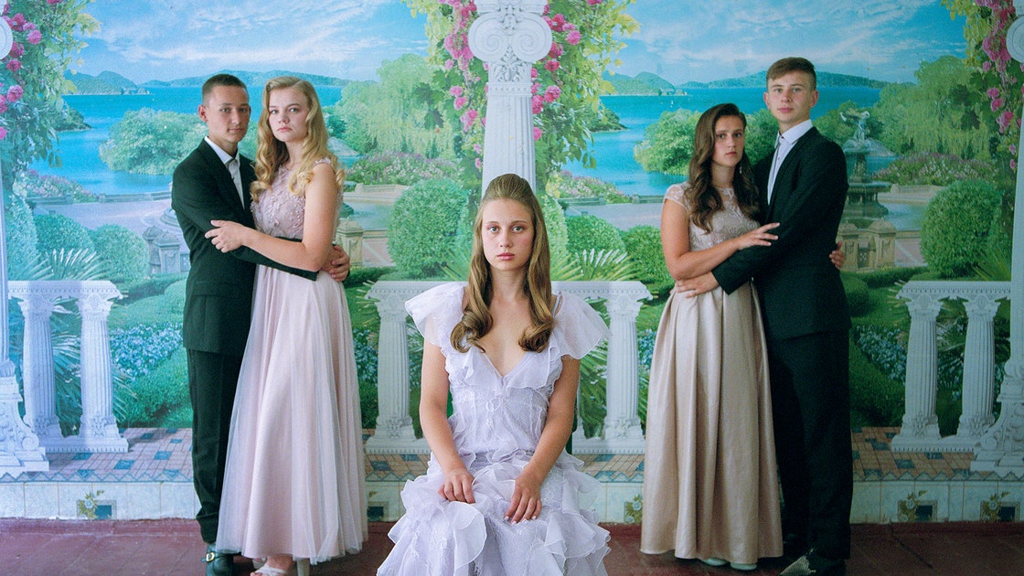 Prom Pictures of Ukrainian Teens on the Verge of an Uncertain Adulthood | The New Yorker