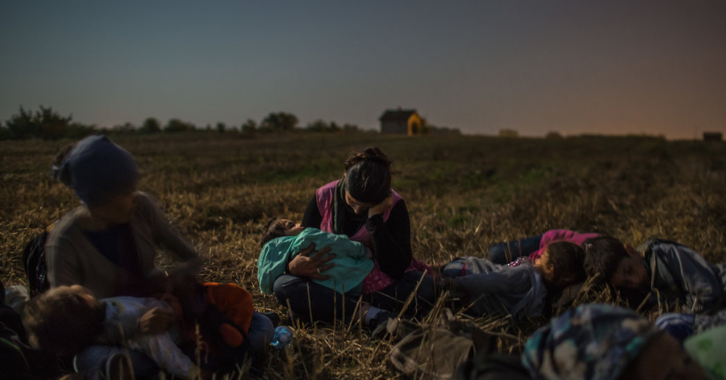 On Migrant Trail, Melding Words and Images – The New York Times