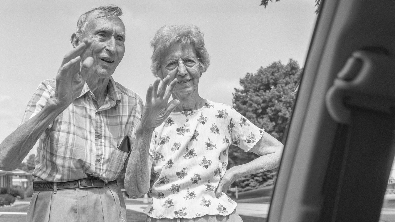 A Photographer’s Parents Wave Farewell | The New Yorker