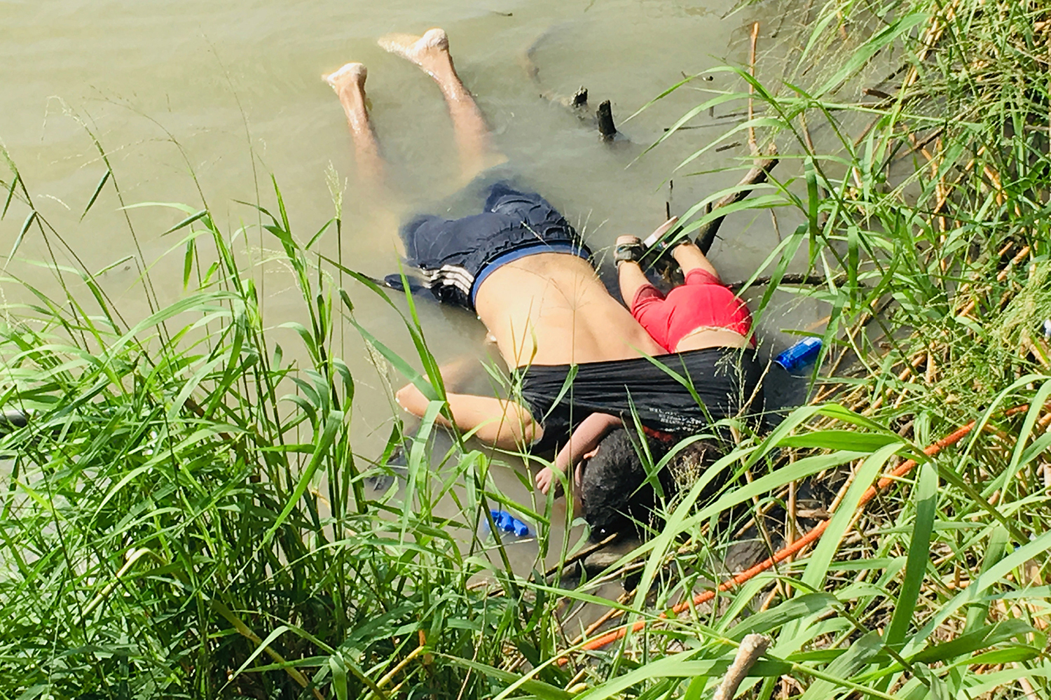 Trump’s Napalm Girl: Consequences of a Drowned Migrant Father and Daughter – Reading The Pictures