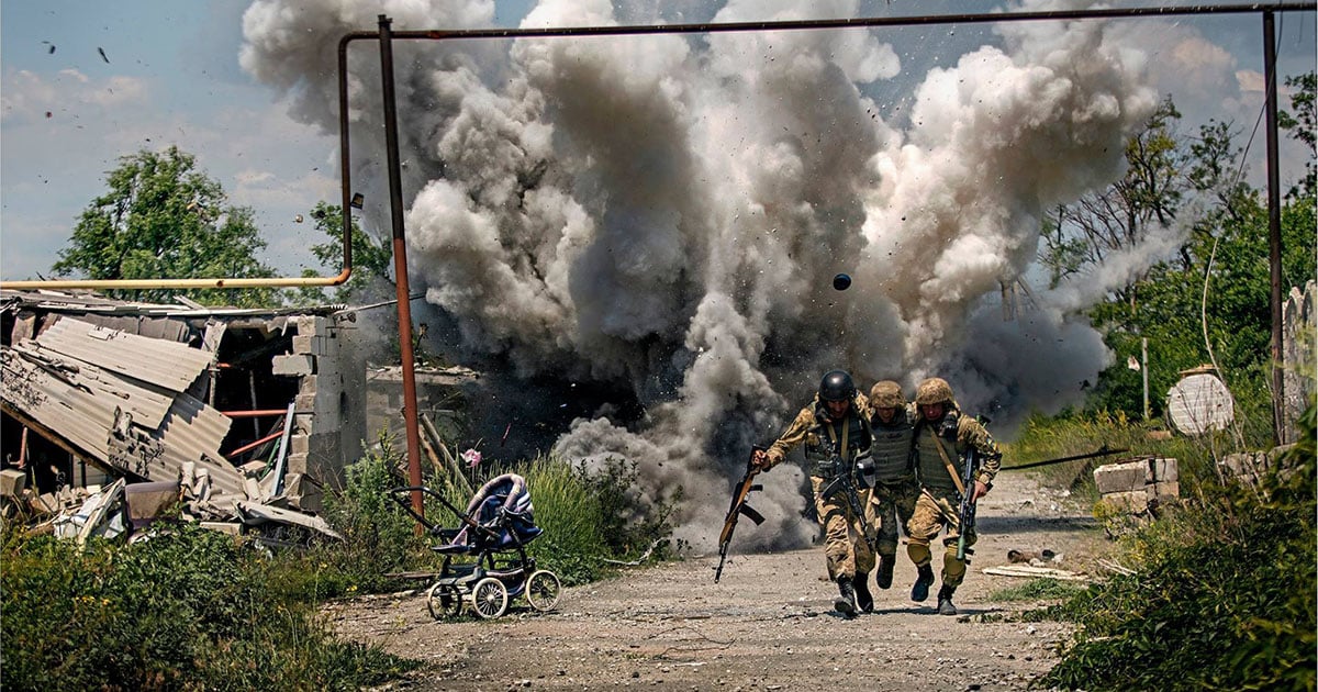 Controversial Combat Photo Leads to Ukrainian Photographer’s Dismissal